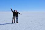 O Cristóbal e a Krasna no Salar de Uyuni, na Bolívia